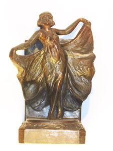 32 Loi Fuller statue